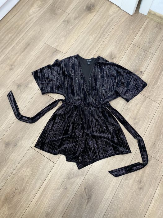 чорний оксамитовий комбінезон із блискітками бренду New Look.