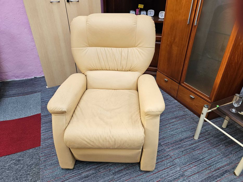 Poltrona Relax, em pele - Muito bom estado geral