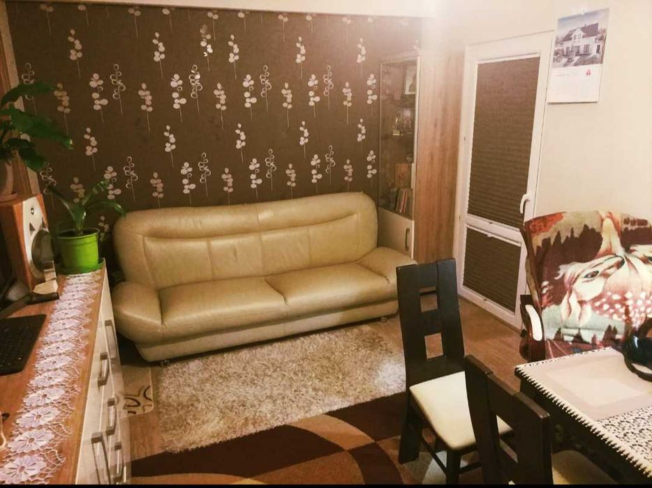 Kawalerka na wynajem, 2000 z wszystkim.