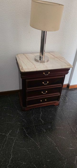 Cama completa e 2 mesinhas de cabeceira