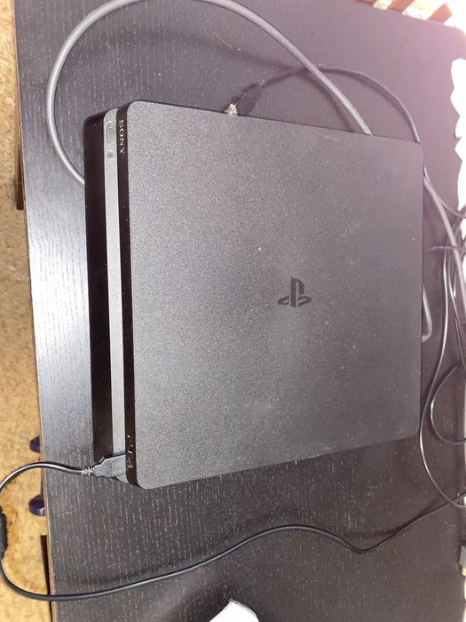 Playstation 4 e dois comandos