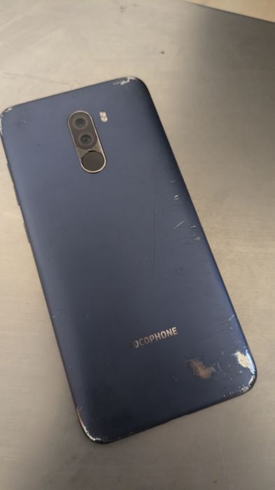 Xiaomi Pocophone F1 com ecrã partido, Android 10 ,Snapdragon 845