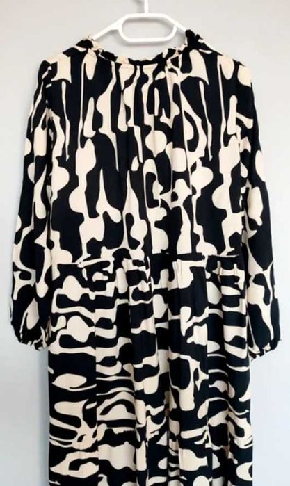 Sukienka maxi w abstrakcyjny wzór Made in Italy