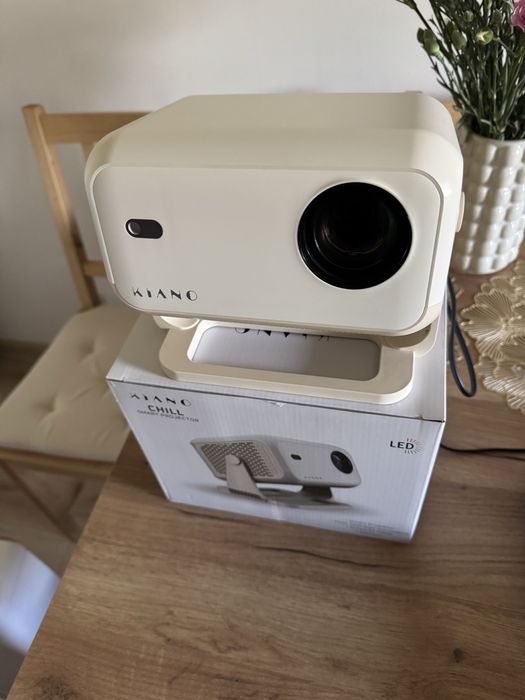 Projektor Smart Kiano Chill LED - Kompletny Zestaw w Idealnym Stanie!
