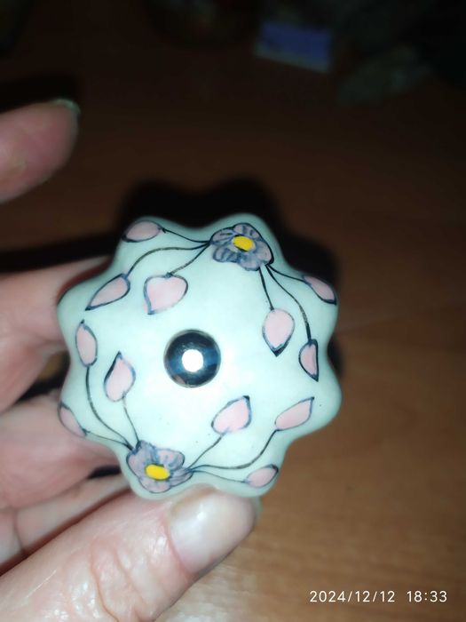 Порцелянові меблеві ручки різної форми