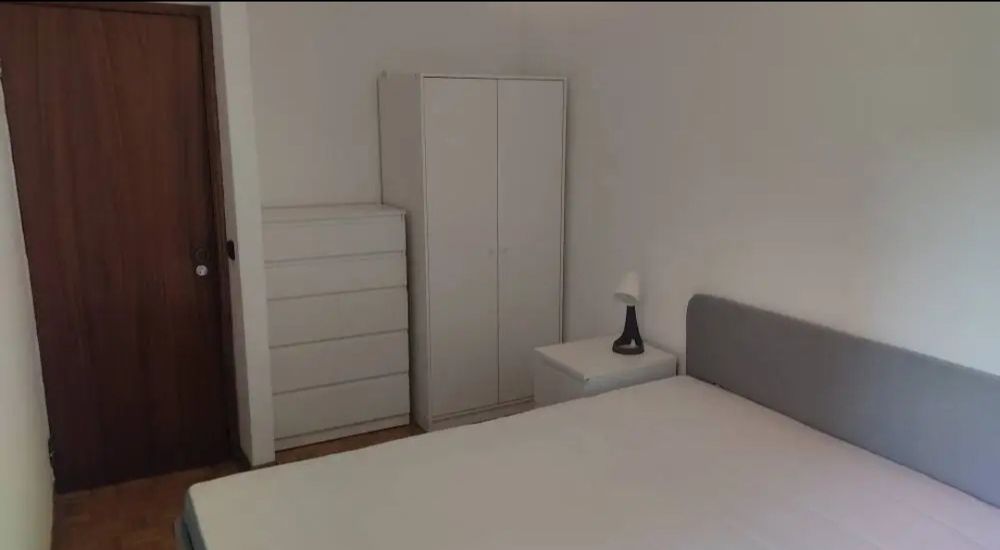 Quarto mobilado para arrendar