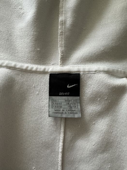 Biala bluza marki NIKE