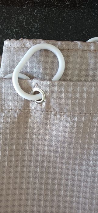 Varões e cortinas de casa de banho