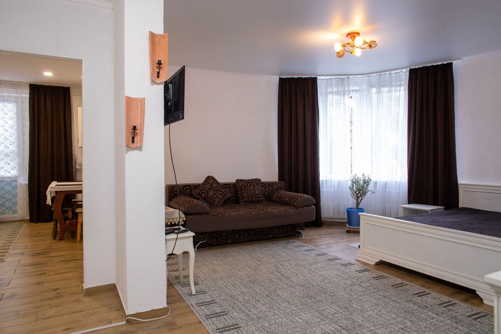 Погодинно,подобово нову квартиру в центрі міста біля парку.