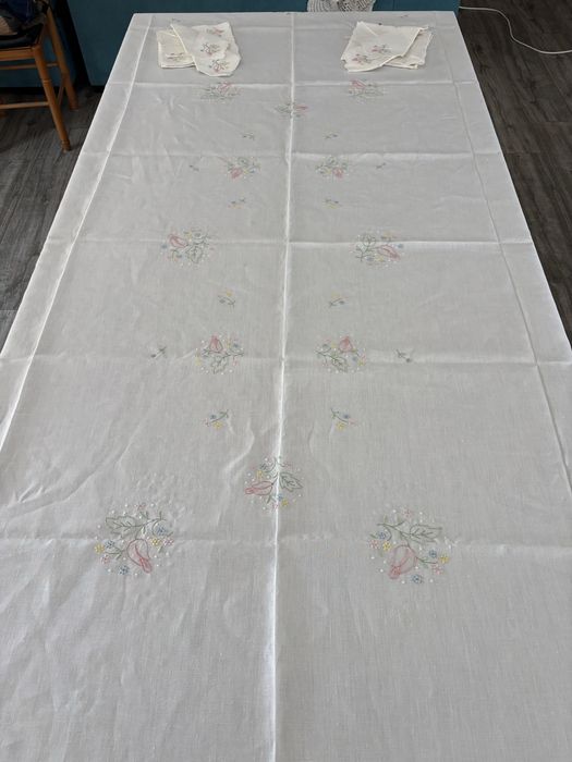 Toalha de mesa linho branco bordado feito à mão