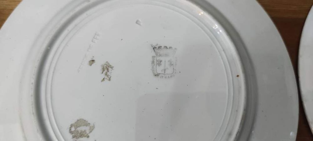 Conjunto de pratos franceses, finais do século XIX, pintados à mão