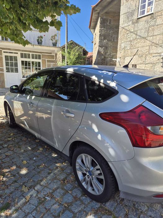 Vendo Ford Focus 1.6 TDCi - DYB Hatch 2011 gasóleo - em ótimo estado (Almada)