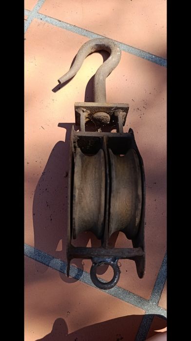 Roldanas antigas em ferro e madeira