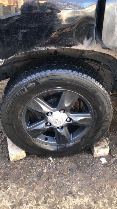 Оригинальные Диски  toyota land cruiser 200 с зимней резиной 285.60.18