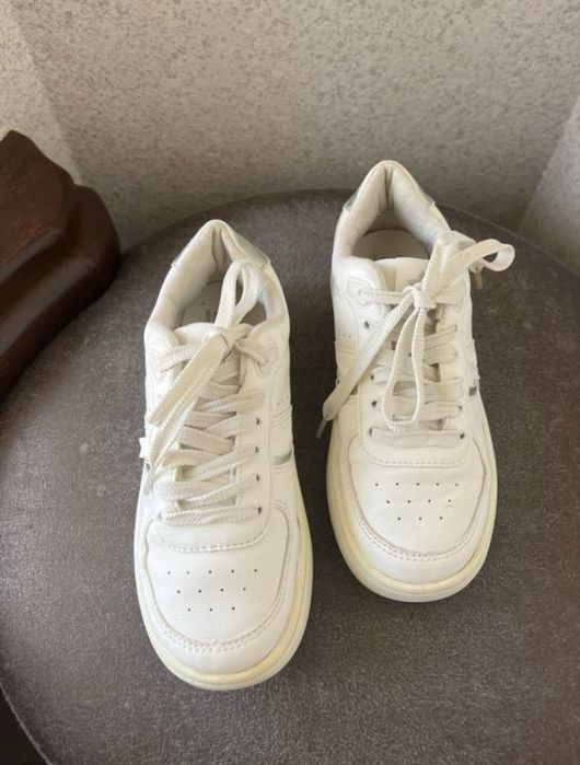 Білі шкіряні кросівки Zara 32 р