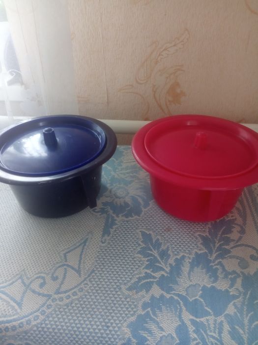 Детские вещи для малыша и два горшочка