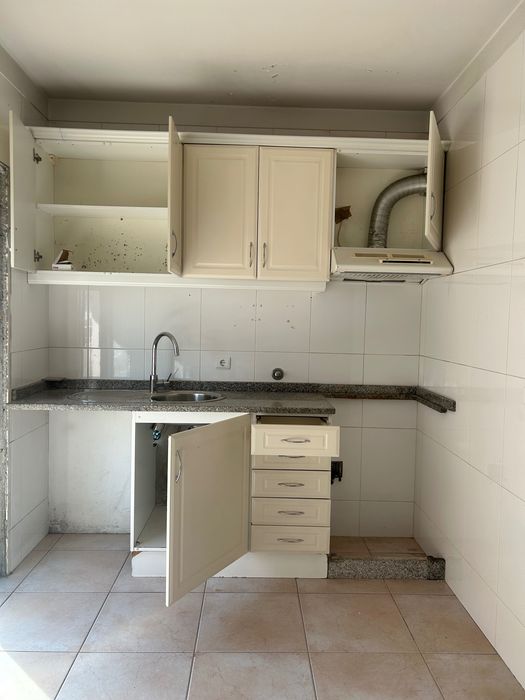 Cozinha usada branca com exaustor