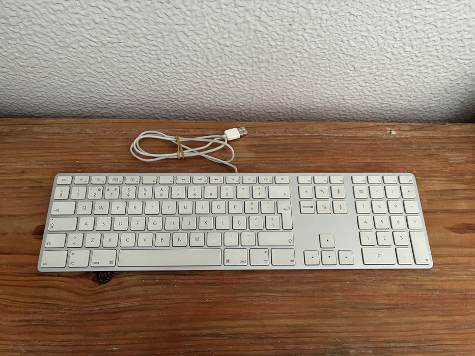 Teclado Apple Alfanumérico A1243 com avaria