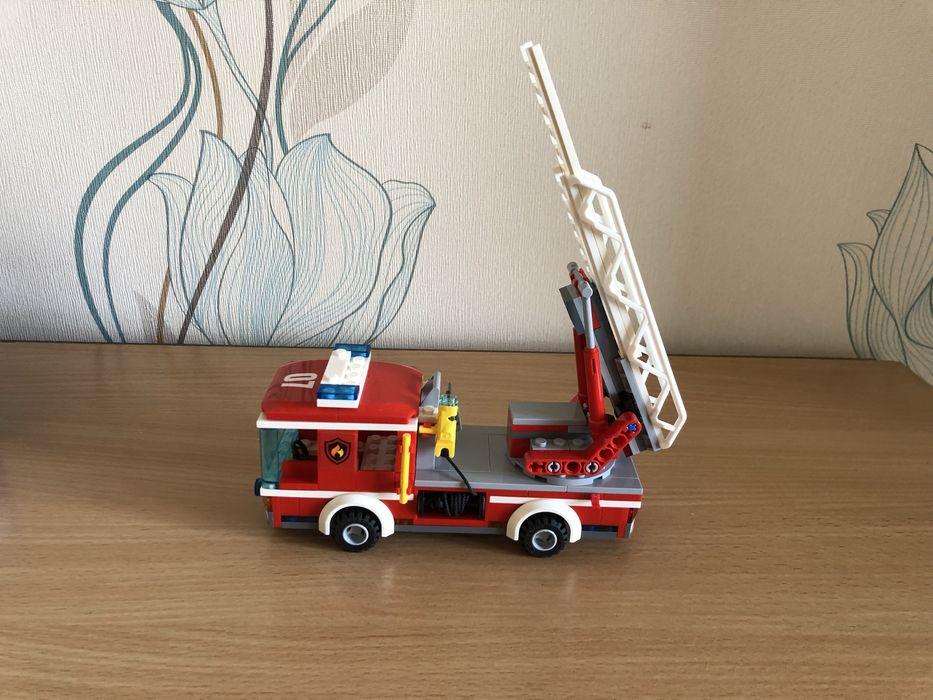 Lego city Пожежна машина з драбиною 60107