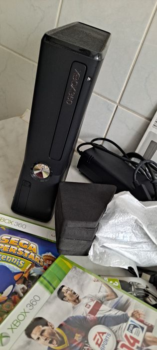 Konsola XBOX 360s + sensor kinect + 8 gier. Stan idealny