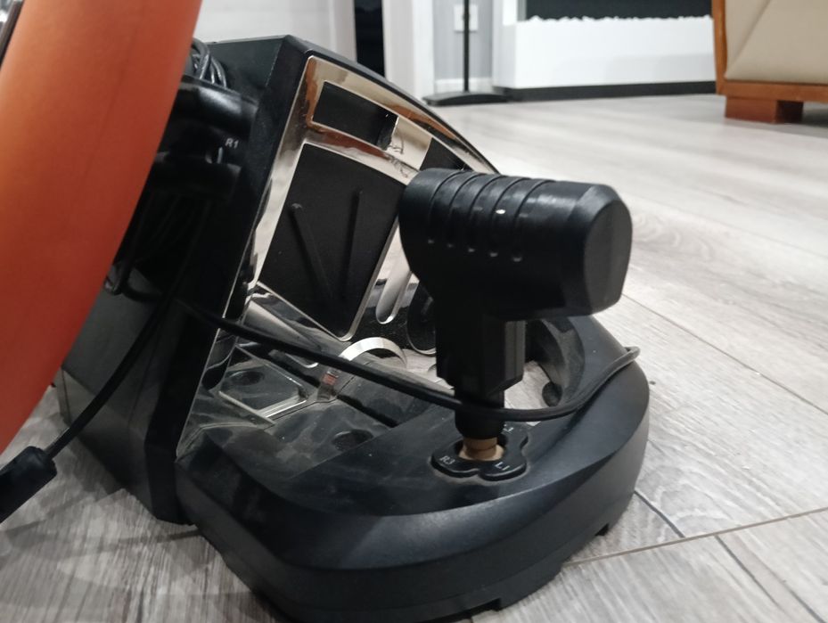 Игровой руль Genius