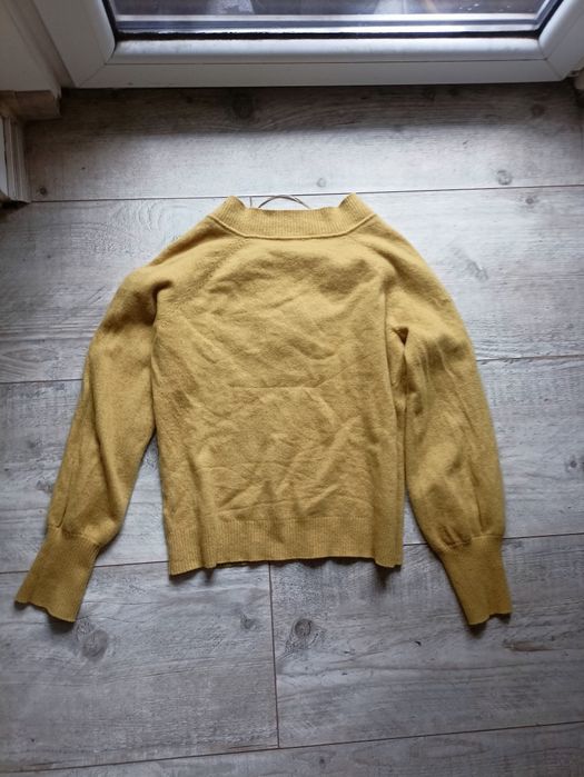 Sweter wykonany w 100% z kaszmiru
-Posiada dwie zacerowane dziurki - z