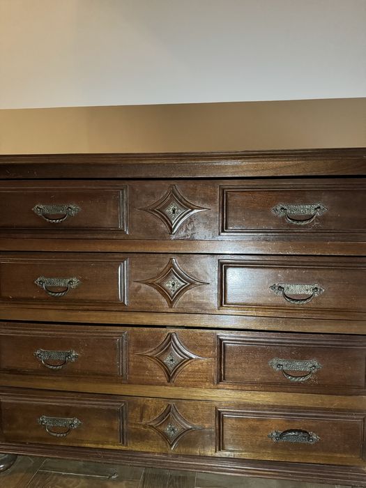 Cómoda madeira escura