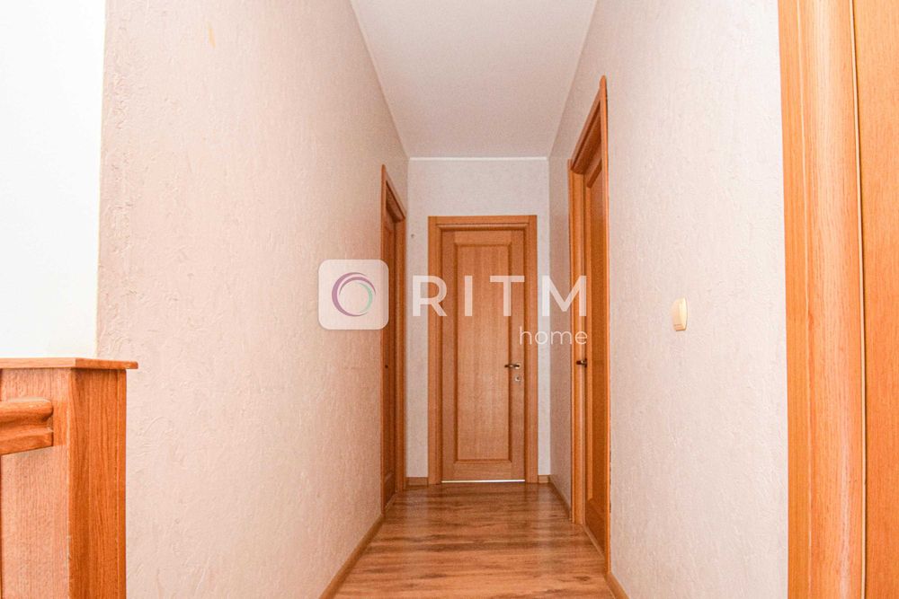 Оренда сучасного будинку, що поєднує затишок та функціональність.