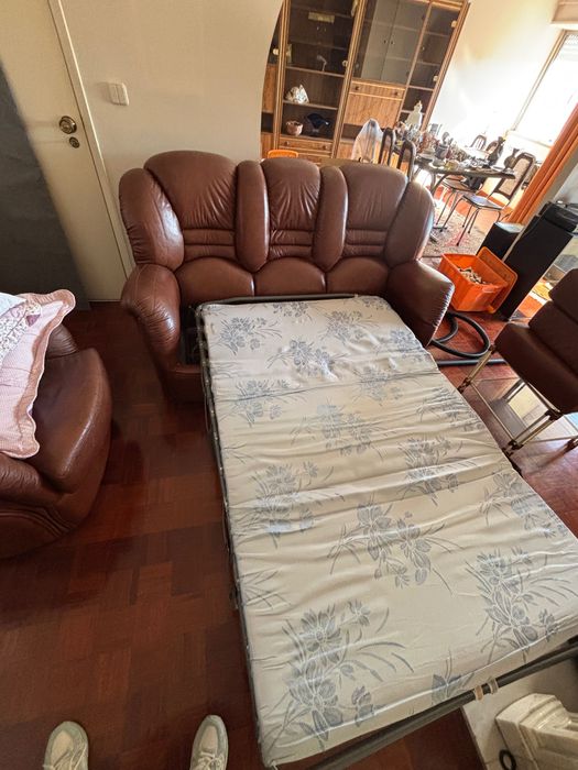 Sofá cama 3 lugares em pele