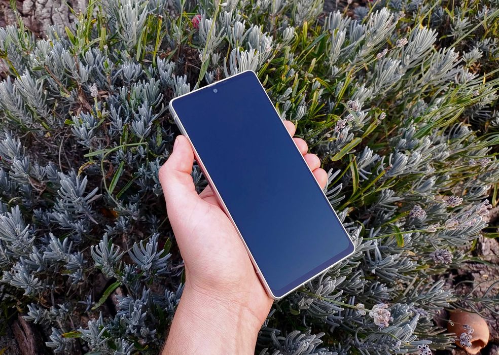 Камерофон Sharp S52D з Leica та стандартом захисту STD810 на 2 сім, 8\256, NFC, IP68, 6.4" FHD+