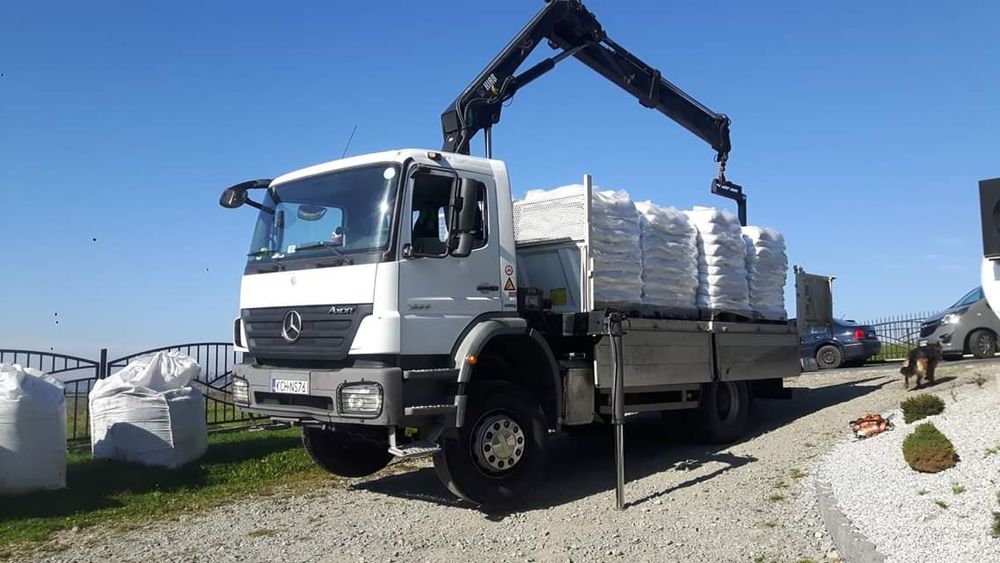 Transport Wywrotka i HDS. Palety kruszywa węgiel maszyny.,