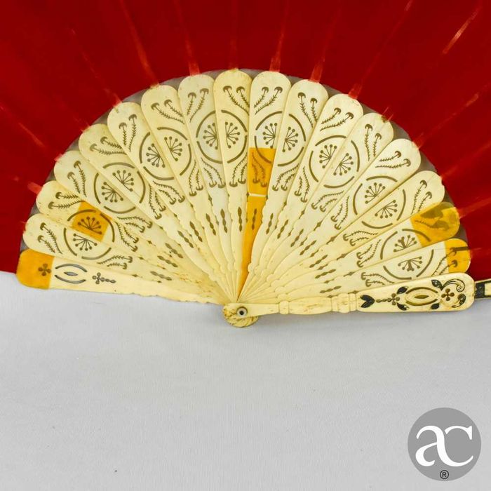 Leque europeu em osso? e tecido, séc. XIX