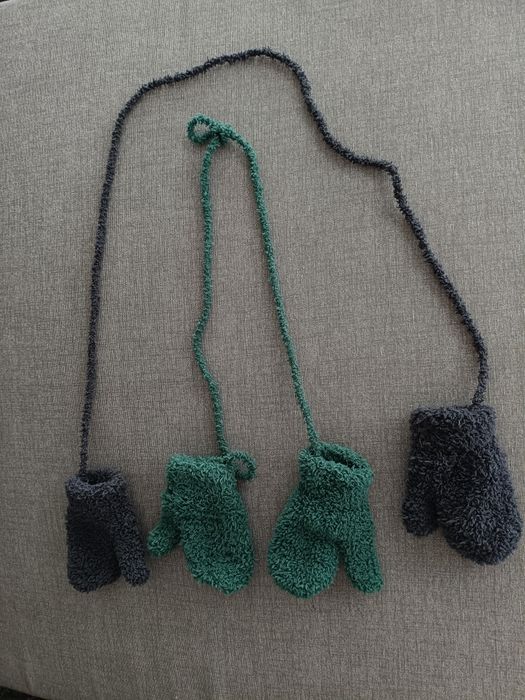 Dwie pary rękawiczek na sznurku