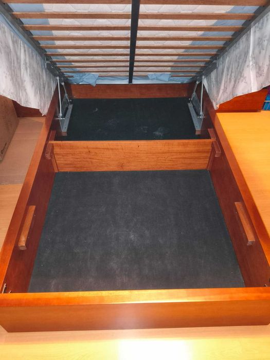 Cama individual elevatória, com arrumação, com colchão e mesa de cabeceira, em cerejeira