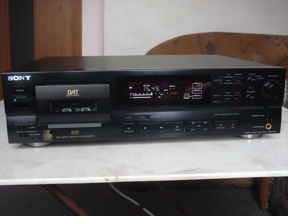 Дека ДАТ "Sony" DTC-ZE700, DTC-670