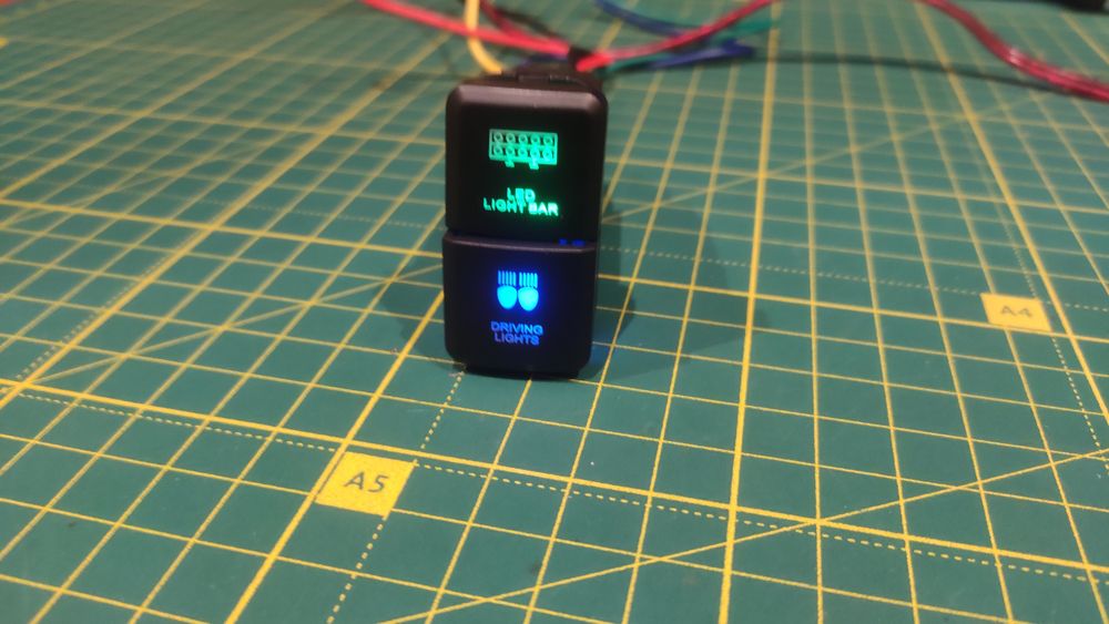 Кнопка Тойота штатная двойная 39 х 21мм