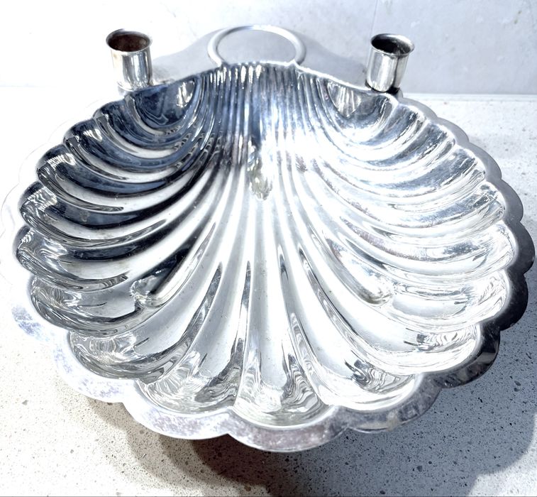 Taça - fruteira -concha com castiçais em casquinha “Gales Silverplate”