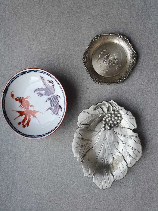 Três pequenos pratos em porcelana, casquinha e estanho