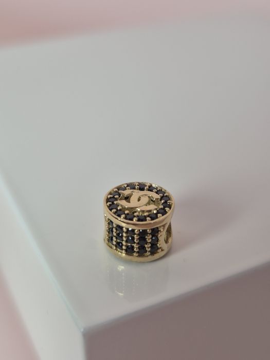 Złoty charms okrągły CC czarne cyrkonie p. 585