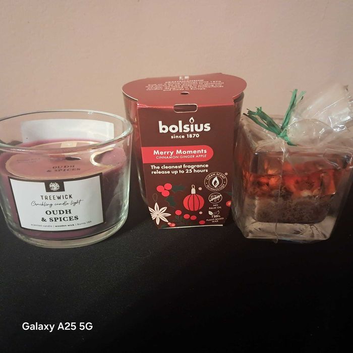 Trzy świece zapachowe