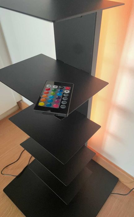 Estante Stance Areastore Area Store - aço lacado a preto - altura 202cm com iluminação LED