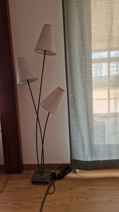 Candeeiro de pé contemporâneo