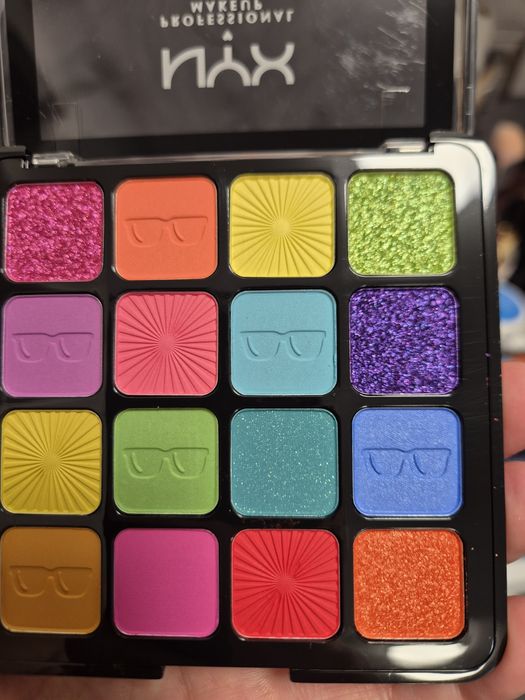 Sprzedam nowe nie otwarte cienie.