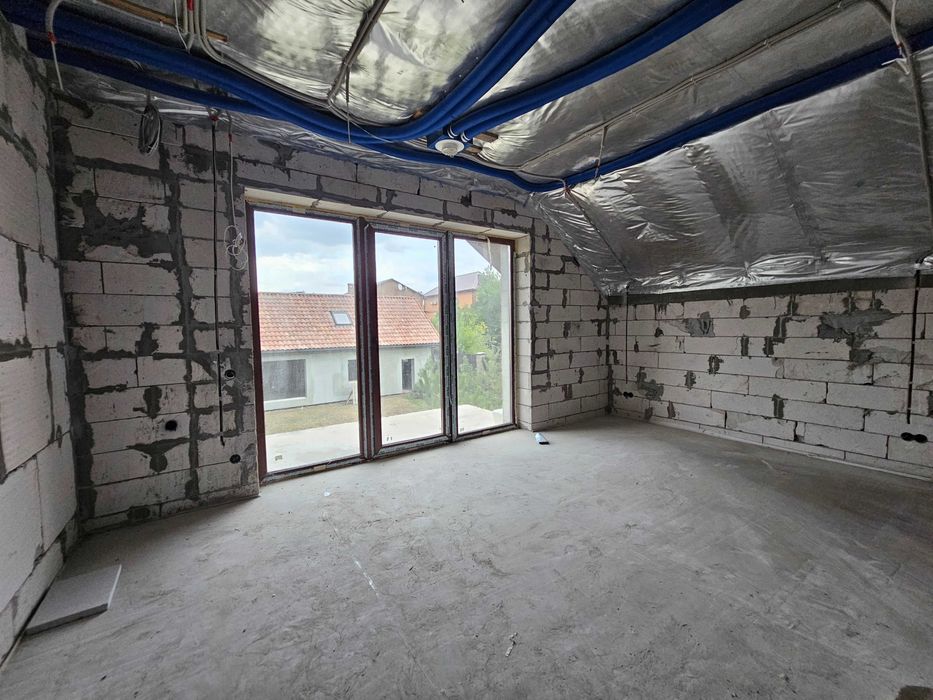 Продаётся новый просторный дом недалеко от воды, в районе Карачунов