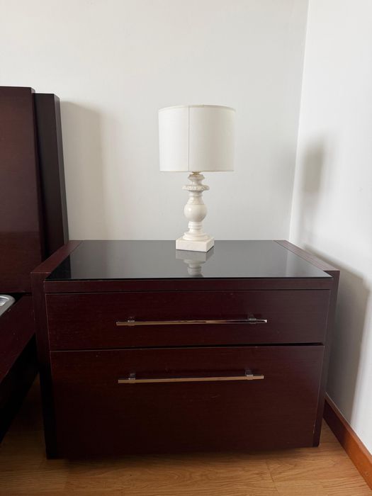 Cama de casal - inclui colchão, estrado, 2 cabeceiras e 2 candeeiros