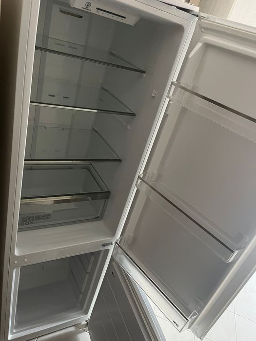 REFRIGERATOR Bottom Freezer
