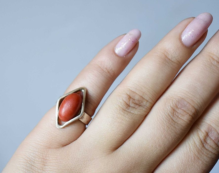 Pierścionek z naturalnym koralem