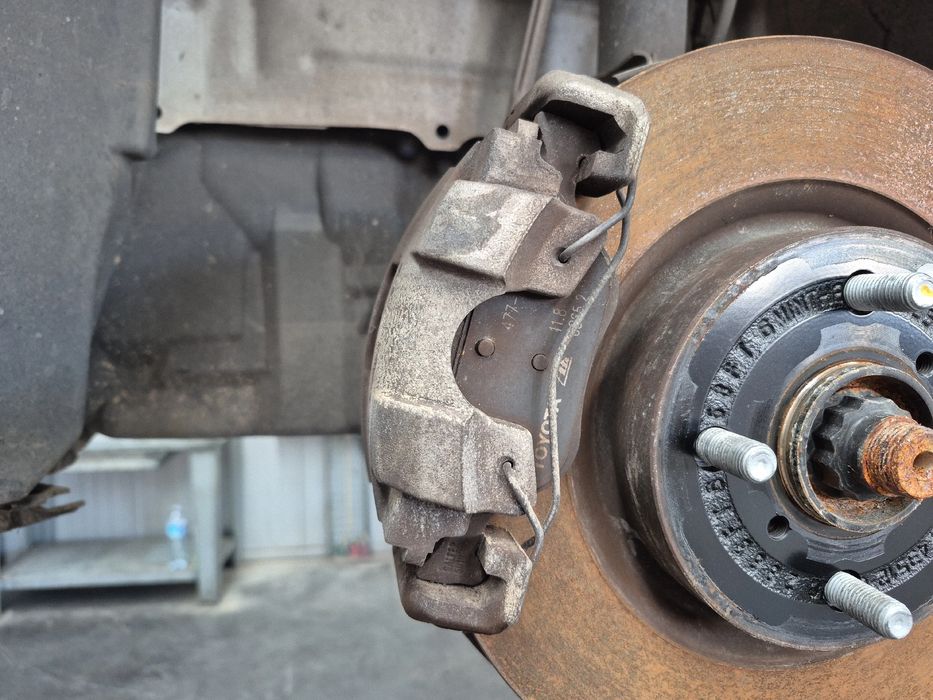 Pinça travão / maxila de travão frente esquerda TOYOTA Yaris (_P13_)
