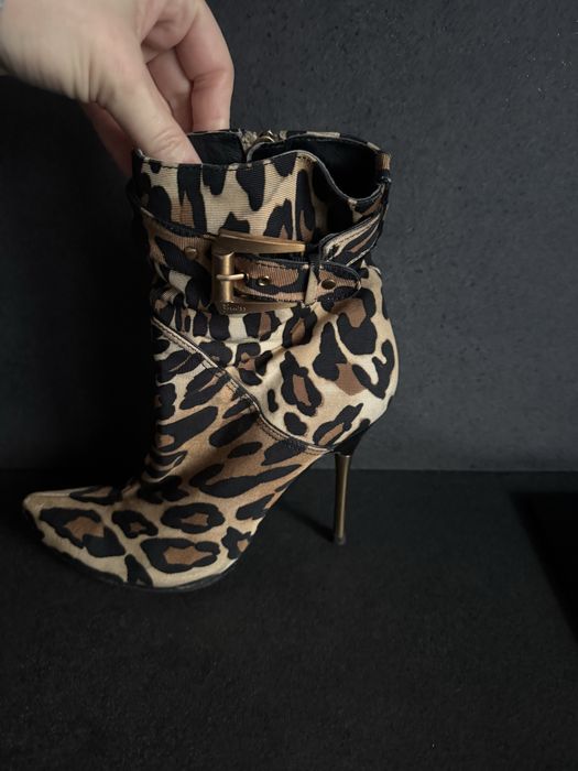 Ботільйони на шпильці тигрові. Матеріал -текстиль. Зручні.