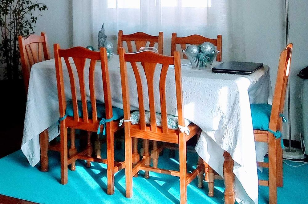 Vendo conjunto de móveis de sala de jantar em Madeira Maciça